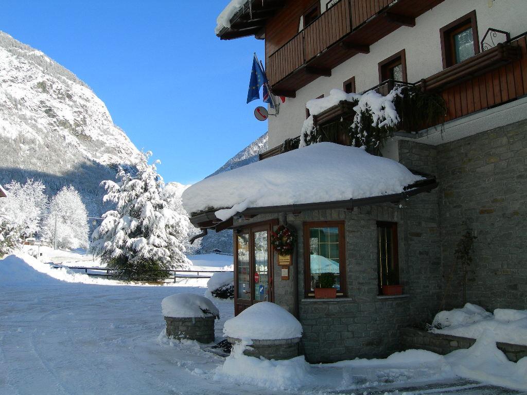 Hotel Des Roses Antey-Saint-André Dış mekan fotoğraf